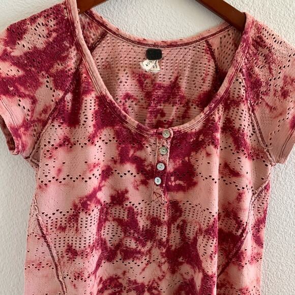 Free People We the Free Quarter Button Red Pink Tie Dye Top Small - Picture 6 of 6